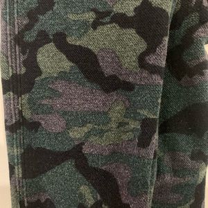 Cool camo leggings. 🌀